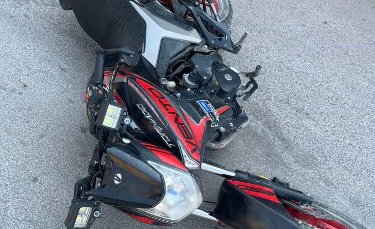 Joven cayó de su motocicleta