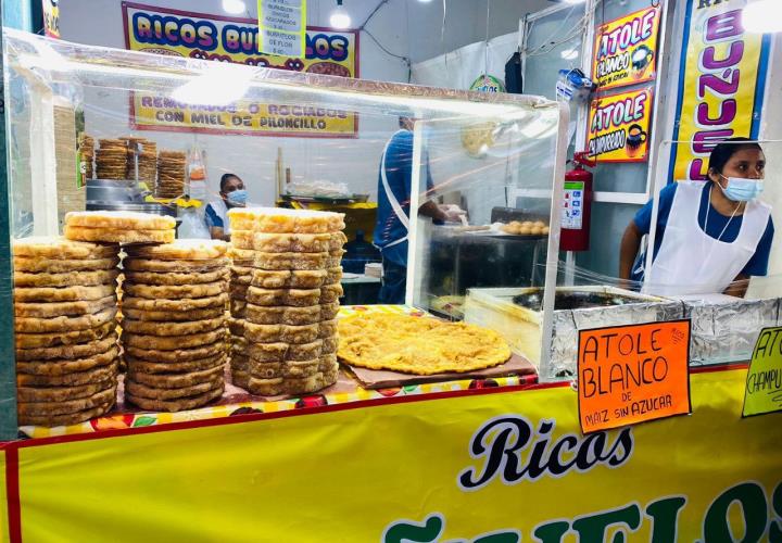 En la Feria de San Francisco Pachuca Hidalgo 2024, los asistentes disfrutan la zona gastronómica