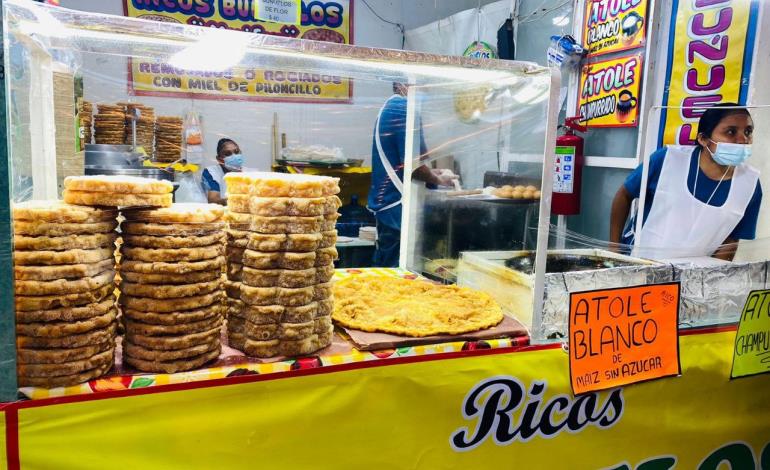 En la Feria de San Francisco Pachuca Hidalgo 2024, los asistentes disfrutan la zona gastronómica