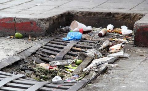 Piden evitar arrojar basura en alcantarillas
