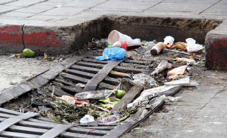 Piden evitar arrojar basura en alcantarillas