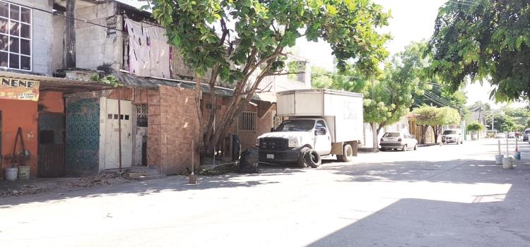 Construyeron casa sobre la banqueta