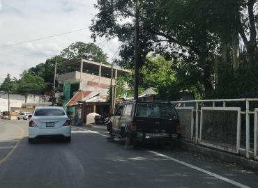 Curva peligrosa por autos chatarra