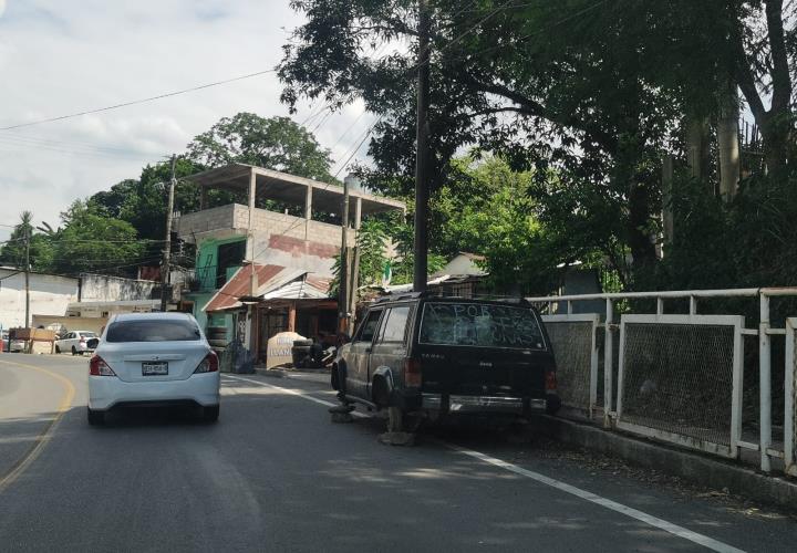 Curva peligrosa por autos chatarra