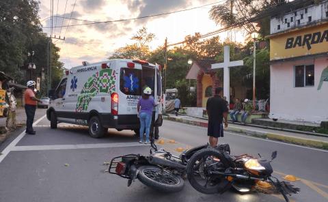 Intentó rebasar, invade carril y se impacta con motociclista