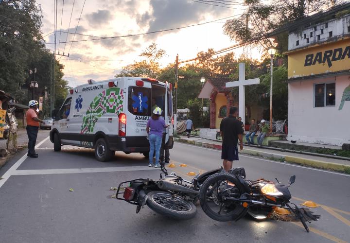 Intentó rebasar, invade carril y se impacta con motociclista