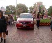 Ebria mujer subió su auto a la Plaza     