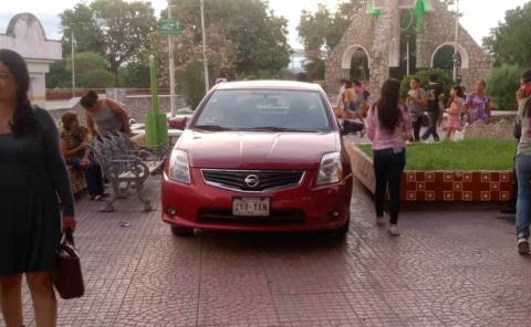 Ebria mujer subió su auto a la Plaza     
