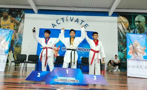 Guerreros Tamazunchale de TKD triunfan en San Juan del Río Qro.
