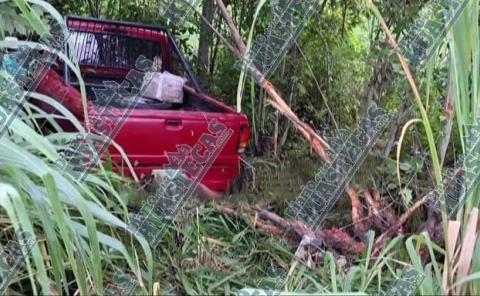 Camioneta se salió de la cinta asfáltica
