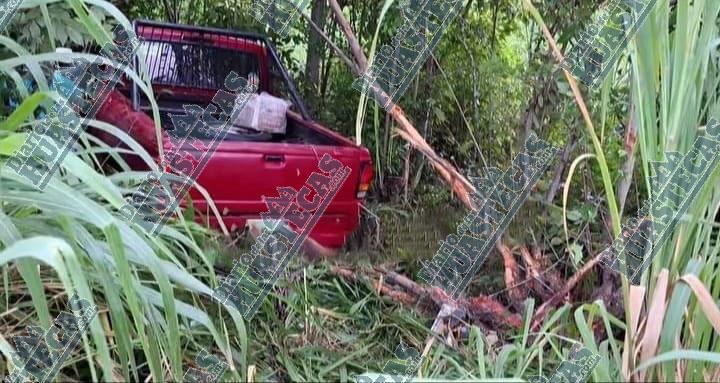 Camioneta se salió de la cinta asfáltica