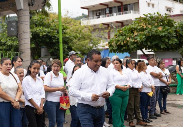 Llama alcalde a gobernar con sentido humano