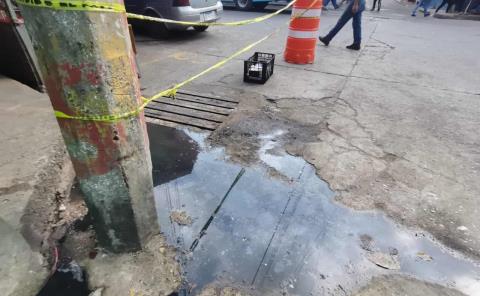 Calle céntrica sin solución por colapso de drenaje
