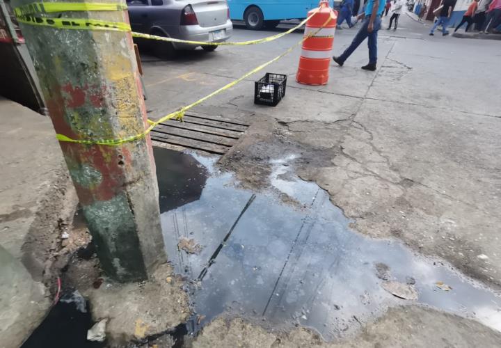 Calle céntrica sin solución por colapso de drenaje