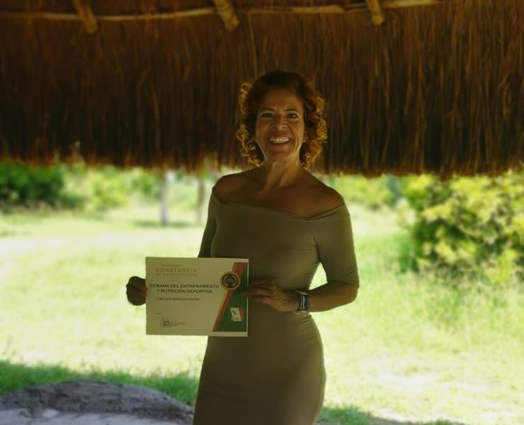 Instructora de gimnasio recibe reconocimiento
