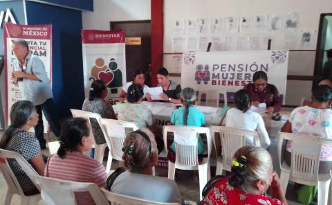 Acuden mujeres a registrarse a la pensión del bienestar