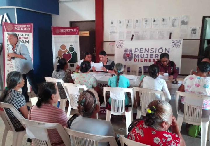 Acuden mujeres a registrarse a la pensión del bienestar