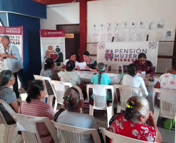 Acuden mujeres a registrarse a la pensión del bienestar