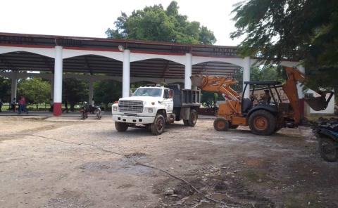 Continúan limpiando la Unidad Deportiva