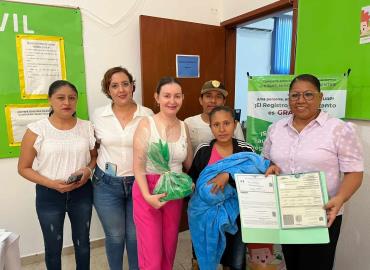 Entrega Presidenta actas de nacimientos y Curp a niñas y niños 