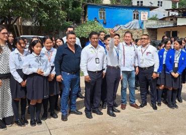 En Tlanchinol Secretario municipal recorrió las escuelas