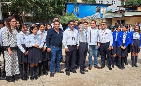 En Tlanchinol 

Secretario municipal recorrió las escuelas
