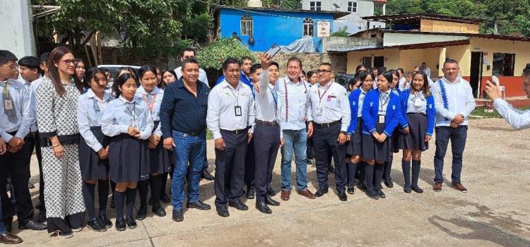 En Tlanchinol Secretario municipal recorrió las escuelas