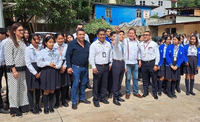 En Tlanchinol Secretario municipal recorrió las escuelas