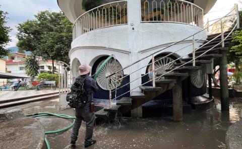 Realizó Ecología limpieza total de la plaza principal.