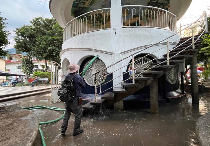 Realizó Ecología limpieza total de la plaza principal.