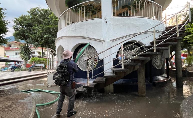 Realizó Ecología limpieza total de la plaza principal.