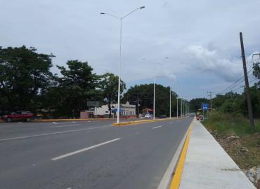 Colocan iluminación en la supercarretera 