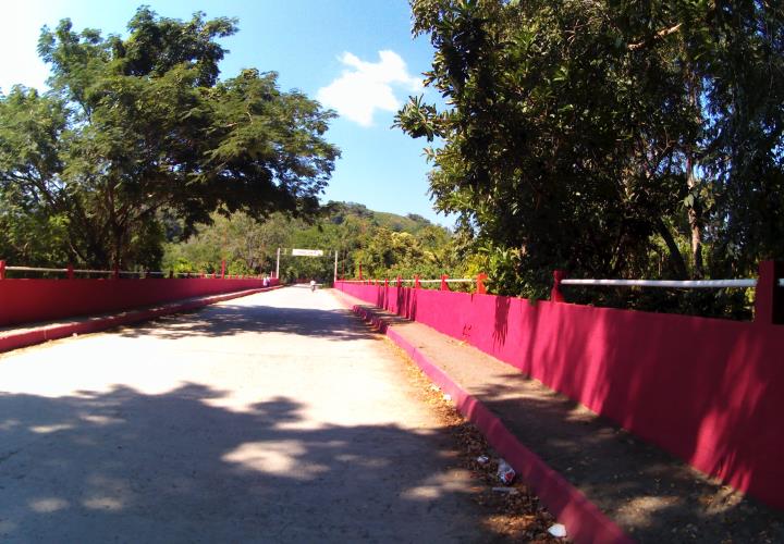 Pintan puente principal en Tampacán