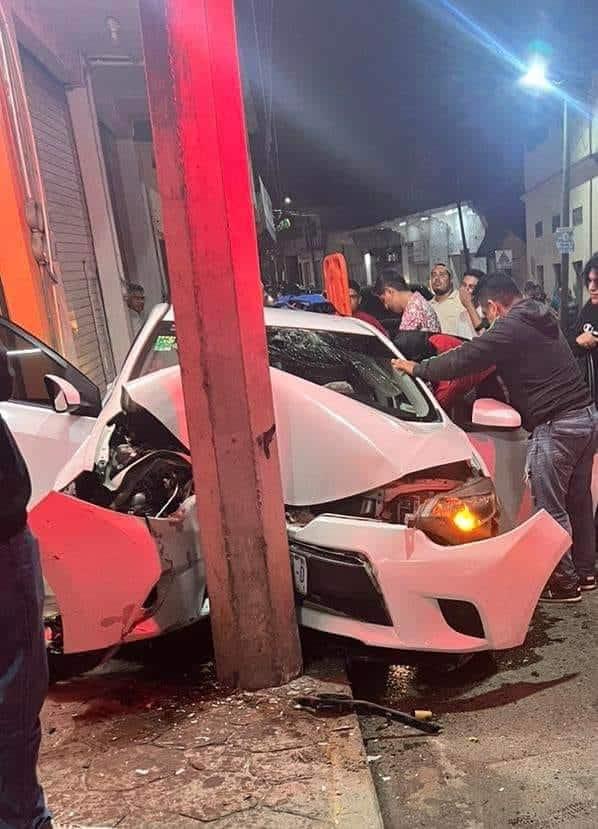 Coche de lujo se estrelló contra poste en Av Juárez; conductor quedó prensado