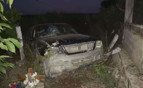 Abandonan camioneta tras chocar en la Valles-Tamazunchale