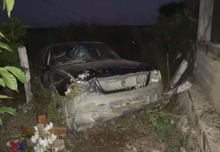 Abandonan camioneta tras chocar en la Valles-Tamazunchale