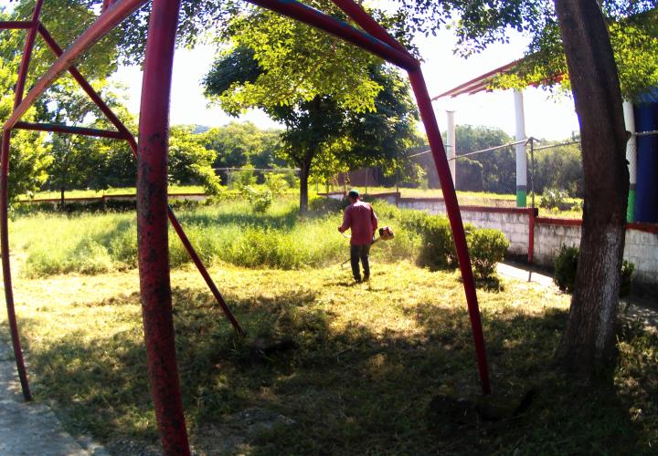 Realizan medidas preventivas de saneamiento básico