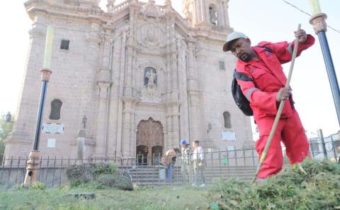 Aplicaron "talacha" en explanada de la Basílica
