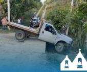 Camioneta a punto de volcar