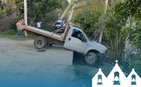 Camioneta a punto de volcar
