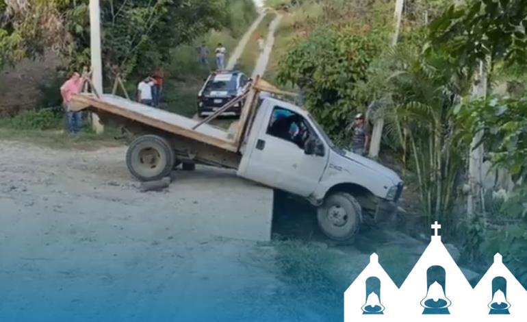 Camioneta a punto de volcar