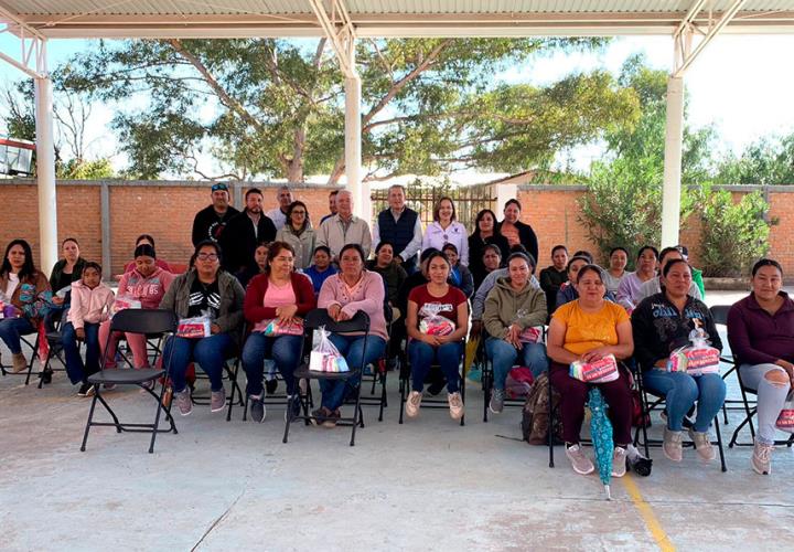 Entregaron apoyos a mujeres de Bocas