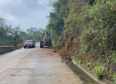 PC trabaja en despeje de caminos