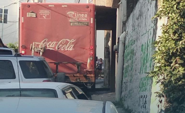 Camión causó daños en vivienda