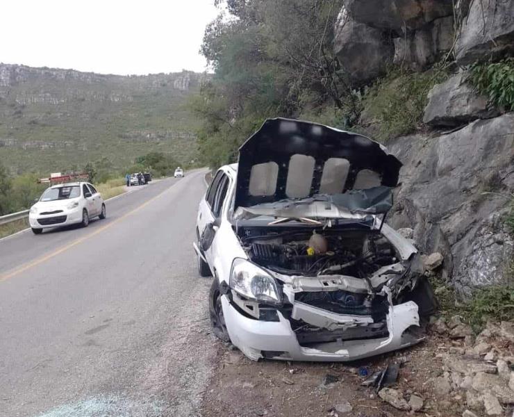 Abandonaron auto tras accidentarse
