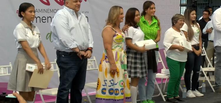 Entrega DIF kits de menstruación digna