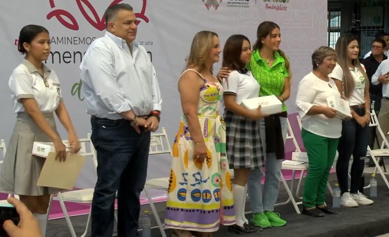 Entrega DIF kits de menstruación digna