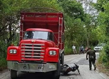 Motociclista ebrio terminó bajo un camión