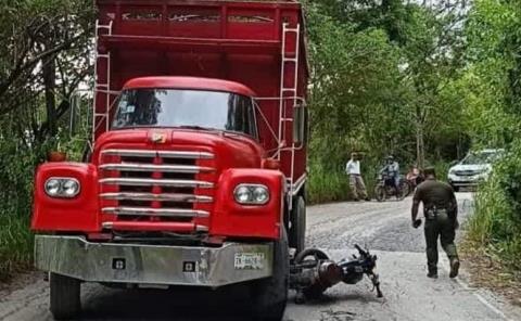 Motociclista ebrio terminó bajo un camión
