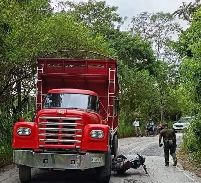 Motociclista ebrio terminó bajo un camión